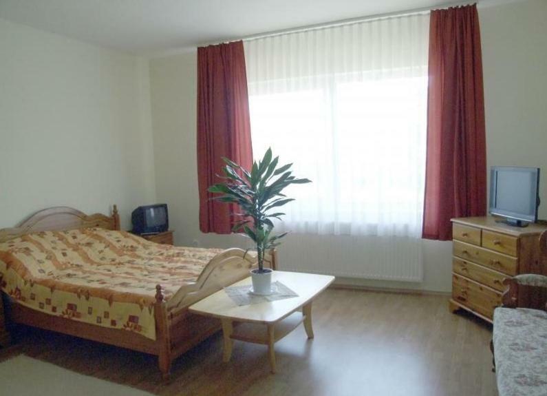 Aura Vendeghaz Hotel ไฮจ์ดุสโซบอสโล ภายนอก รูปภาพ